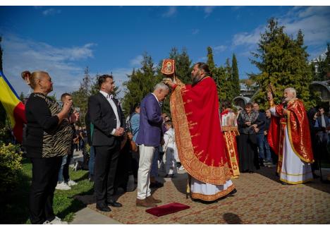 Călin Georgescu, binecuvântat Arhimandritul Atanasie Paleu, la Mănăstirea Sfintei Cruci din Oradea. Foto: BIHOREANUL