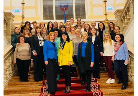 Camelia Dulca (în galben) alături de femeile liberale din Oradea