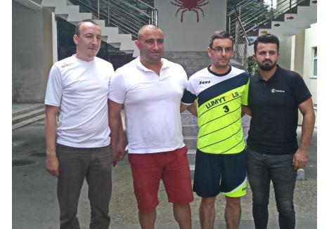 Spiros Baltsavias (al doilea de la stânga la dreapta) alături de reprezentanţii celor trei echipe care au participat la Campionatul Naţional de Minifotbal
