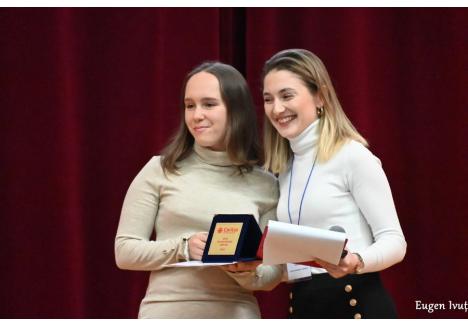 În fotografie, în partea stânga, este tânăra Alexandra Nicolae, care a primit premiul „Voluntarul anului”