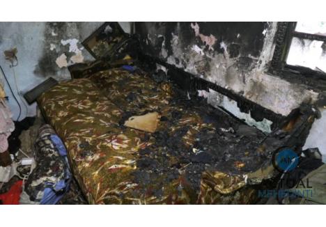 Fata de 17 ani a fost incendiată în casa în care locuieşte. Atacatorul a intrat peste ea în cameră, a stropit-o cu benzină şi i-a dat foc (sursa foto: www.http://actualmehedinti.ro)