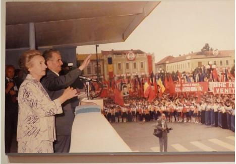 Imagine din cadrul unei expoziții dedicate epocii comuniste de la Muzeul Țării Crișurilor care prezintă o vizită de lucru a soților Ceaușescu în Oradea