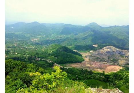 Munții Metaliferi și amprenta vechiei cariere Coranda, din Certej, unde compania Deva Gold îşi dorea reluarea activităţii miniere (sursa foto: Facebook / Mining Watch Romania)