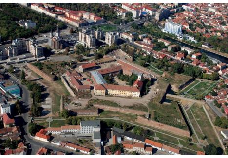 STOP JOC! Cu doar un an înaintea termenului de finalizare, reabilitarea Cetăţii Oradea (foto) ar putea fi oprită, reproiectată şi licitată din nou. Susţinut cu jumătate de gură de preşedintele Consiliului Judeţean, Cornel Popa, primarul Ilie Bolojan vrea să mute Muzeul Ţării Crişurilor în incinta fortificaţiei pentru a-i creşte atractivitatea. Cu opoziţia tuturor celorlalţi politicieni...