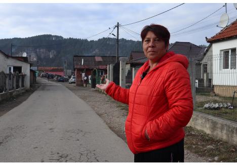 ACASĂ. Așezată la poalele Munților Pădurea Craiului, mărginită de defileul Crișului Repede și izolată de restul satului de șinele căii ferate, colonia de romi din Bălnaca este una dintre cele mai pitorești din Bihor. De patru ani, de când are permis și mașină, Ramona Varga (foto) îi vizitează zilnic pe localnici. „Sunt mândră de ei. Cei mai mulți sunt plecați la muncă, iar copiii sunt sprijiniți să învețe”, își descrie ea consătenii din colonie.
