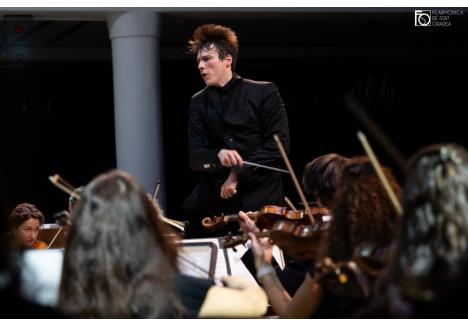 Foto: Facebook / Filarmonica Oradea / Life in Frames. În imagine, dirijorul Andrej Vesel