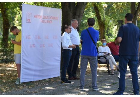 PSD-iştii au găsit rapid o soluţie pentru a ţine panoul cu însemnele partidului în picioare, în ciuda vântului cald care a adiat joi în Oradea: doi tineri au stat pe post de "propte"