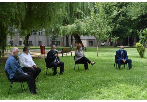 Pentru prima oară, la Universitatea din Oradea a avut loc o conferinţă de presă în campusul central, în aer liber, astfel încât universitarii şi jurnaliştii orădeni să poată sta la distanţă unii faţă de alţii. Evenimentul a decurs bine, până când o ploaie de vară i-a determinat pe toţi cei prezenţi să se adăpostească într-o sală de şedinţe