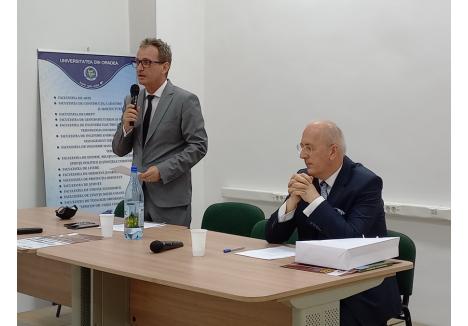 Profesorul Șerban Turcuș (dreapta) a venit la Oradea invitat de profesorul Sorin Șipoș (stânga)