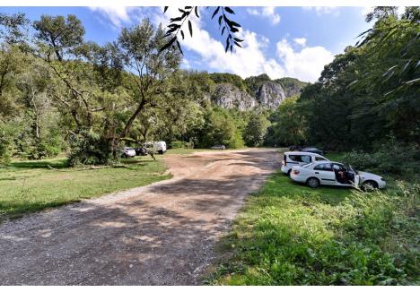 Locul unde va fi amenajat un camping pentru turiștii care ajung la Vadu Crișului este acum o parcare clandestină