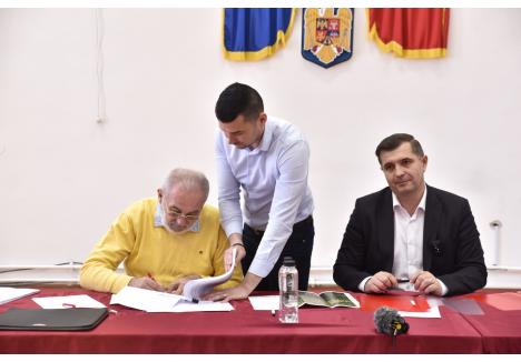 Contractul pentru execuția lucrărilor, semnat de primarul Cristian Laza (dreapta) și patronul firmei Gavella, Gheorghe Vajai (stânga) în fața jurnaliștilor (foto: Szilagyi Lorand)