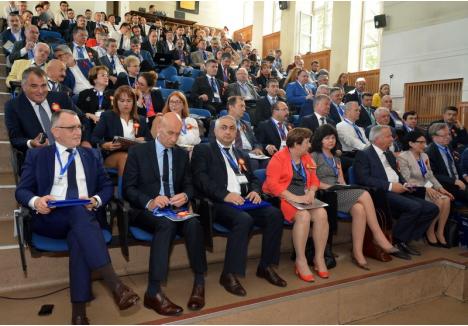 Doi miniştri, patru foşti miniştri şi peste 60 de rectori au fost prezenţi vineri, la Universitatea din Oradea