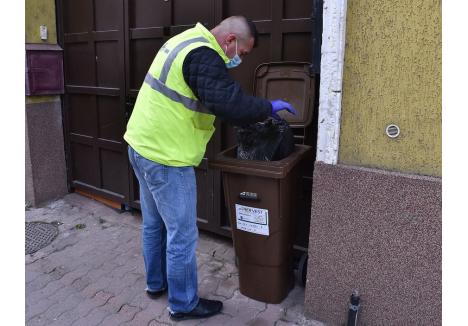 În Oradea, pubelele maro și cele pentru deșeuri reciclabile sunt verificate săptămânal de patrula mixtă de control (foto: arhivă)