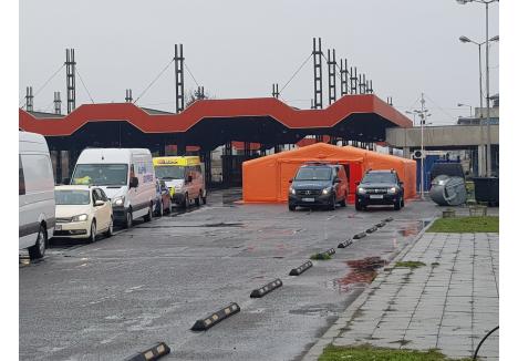 Autorităţile au amplasat un cort în vama Borş, pentru triajul persoanelor care intră în ţară