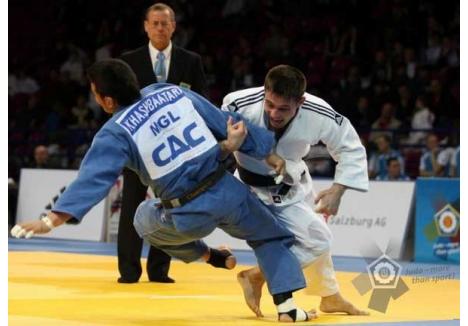 Costel Dănculea, în alb, a câştigat bronzul la categoria 73 kilograme a Cupei Mondială la judo din Polonia, fiind singurul român clasat pe podium la această competiţie