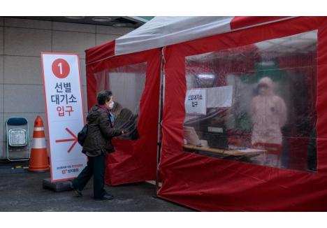 În oraşele din Coreea de Sud sunt numeroase corturi în care se fac teste de COVID-19 (sursa foto: The Guardian)