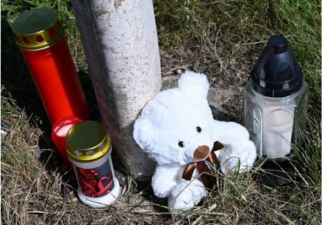 Localnicii din Waldachtal au aprins lumânări lângă locul unde românul a provocat intenţionat un accident rutier, ucigându-şi copilul său de trei luni. Fiica sa Hannah (22 de luni) a supraviețuit.  Foto: Bild.de/Bernd Weißbrod/dpa