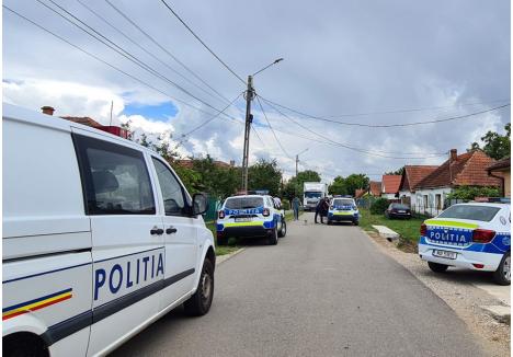 Crima petrecută pe 10 august a umplut strada pe care locuia familia Csordaș de echipaje ale Poliției