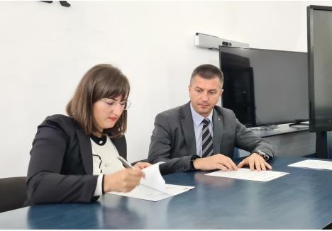 Crina Dobocan și Horea Abrudan au semnat, luni, acordul de parteneriat pentru acest program de burse