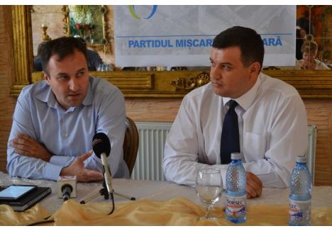 Cristian Puşcaş (stânga) şi preşedintele PMP Eugen Tomac, în iulie, la prezentarea primului drept preşedintele filialei Bihor a partidului