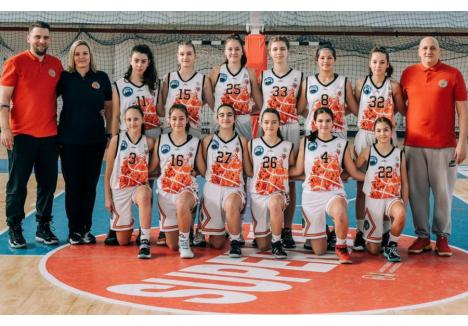 Echipa CS Crișul U15, din care face parte acum și Alesia Gavrilă, alături de antrenorii (Sursa foto: Facebook - Clubul Sportiv Crişul Oradea - Nagyváradi Crișul Sportklub)