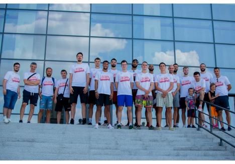 Echipa CSM Oradea și staff-ul. (Sursa foto: Facebook - CSM Oradea)