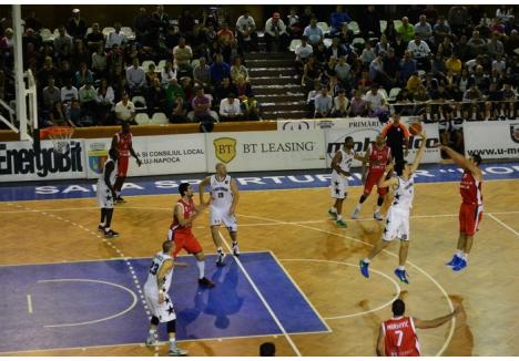 În meciul tur cu U BT Cluj, din octombrie, baschetbaliştii orădeni au fost înfrânţi cu scorul 94-60