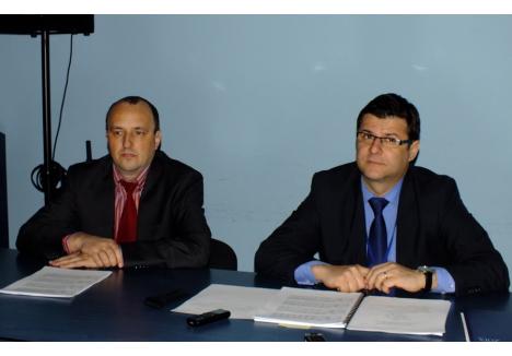 Florin Nicoară (stânga) și Daniel Negrean (dreapta) au fost colegi în Inspectoratul Școlar, pe vremea când actualul director al Colegiului Economic era inspector școlar general
