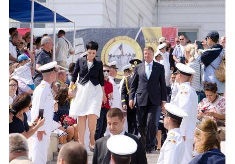 Delia Dinu alături de preşedintele Klaus Johannis la parada de Ziua Marinei. (foto: Libertatea)