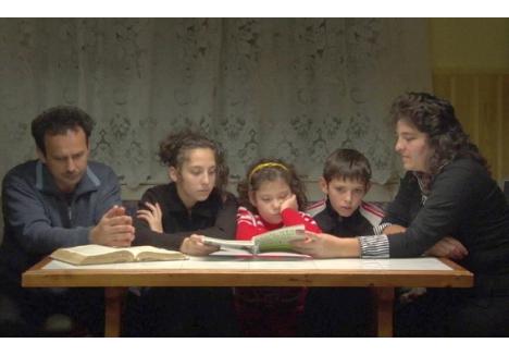 Imagine cu familia Sicrea, în documentarul "Doar o răsuflare"