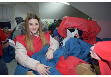 Voluntarii Asociaţiei Caritas Catolica au împărţit hainele groase de iarnă la Adăpostul de noapte Gutenberg (foto: Caritas Catolica)