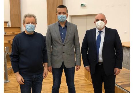 dr. Adrian Dușe, primarul Florin Birta şi senatorul Gheorghe Carp, în decembrie 2020 la predarea conducerii spitalului (foto: Facebook)