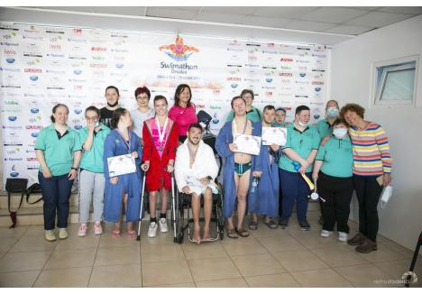 Echipa „Supereroii” de la Swimathon Oradea 2021 alături de câțiva copii și tineri cu sindrom Down din Bihor