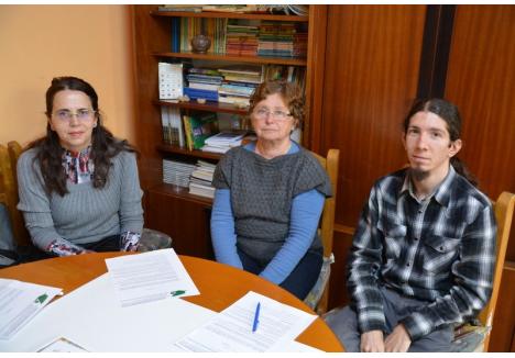 Reprezentanţii Ecotop (Eleonora Mircescu în centru şi Norbert Toth în dreapta) şi ai Palatului Copiilor Oradea (prof. Carmen Filip, în stânga imaginii) au lansat joi un nou proiect