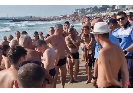 Turiștii s-au certat sâmbătă cu polițiștii și salvamarii, pentru că nu i-au lăsat să intre în mare (sursa foto: captură YouTube)