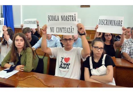 LUPTĂTORI. În 2018, elevii de la "Ady Endre" au protestat în Consiliul Local Oradea, mânaţi de profesorii lor, nemulţumiţi de finanţarea alocată şcolii. Acum, liderii UDMR Bihor au luptat cu toate armele pentru viitorii elevi ai şcolii...