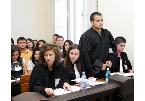 După ce studenţii orădeni ai Facultăţii de Drept au pătruns în sălile de judecată pentru a simula procese, e rândul liceenilor să se aşeze pe băncile instanţei pentru a afla cum funcţionează sistemul judiciar românesc