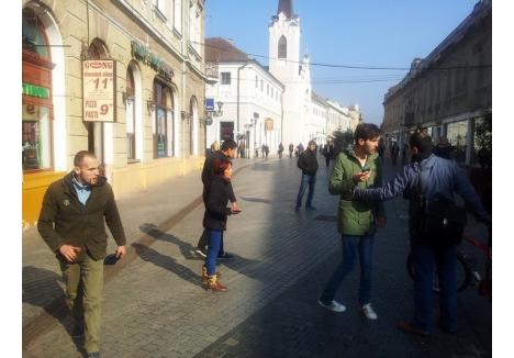 Unul dintre tinerii agresaţi de escroci s-a ales cu faţa spartă (foto stânga), însă doar un cetăţean (primul din dreapta) a intervenit pentru aplanarea conflictului