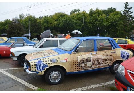 Anul acesta, în cadrul expoziţiei de maşini retro, orădenii au putut vedea şi o maşină Dacia tapetată cu imagini de epocă din Oradea