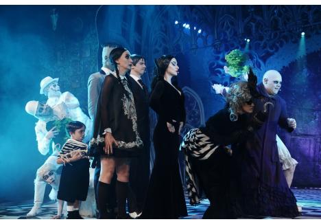 Imagine din spectacolul Familia Addams (sursa foto: Facebook / Teatrul Excelsior, credit foto: Diana Iabrasu)