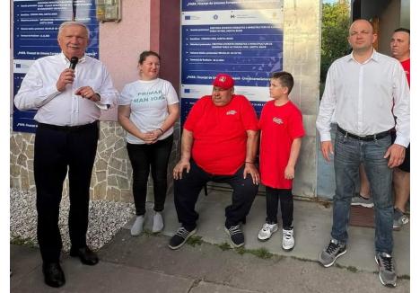 Primarul Ioan Man (în centrul imaginii) în timpul campaniei electorale, alături de Ioan Mang și de Aurel Mohan (foto: cititor eBihoreanul)