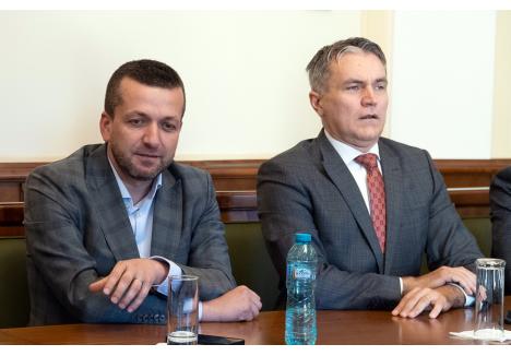 Opoziția PSD, condusă în Consiliul Local Oradea de Adrian Madar (dreapta) îl acuză pe primarul Florin Birta (stânga) că a oferit explicații „rușinoase” în scandalul contractelor de publicitate