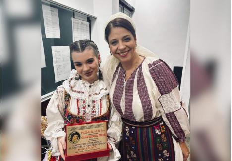 Dirijoarea Oana Lianu (dreapta), alături studenta Departamentului de Muzică a Facultății de Arte Oana Berdie (stânga), care a câștigat locul III la “Festivalul Concurs Național al Cântecului popular românesc - Maria Lătărețu”.  Sursa foto: Departamentul de Muzică - Facultatea de Arte - Universitatea din Oradea / Facebook