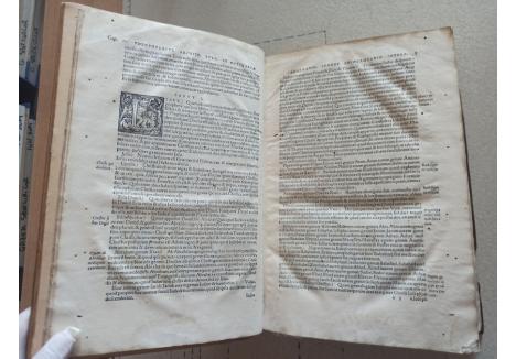 Lucrare de teologie, opera a lui arhiepiscop grec, Teofilact din Ohrida intitulata Theophylacti..., In quator Evangelia ennaratione, Basel, 1525. Sursa foto: dr. Silviu Sana, Biblioteca Județeană „Gheorghe Șincai” Bihor