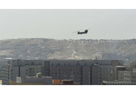 foto: Profimedia. Elicopter al armatei americane survolează ambasada SUA din Kabul pentru evacuarea personalului.