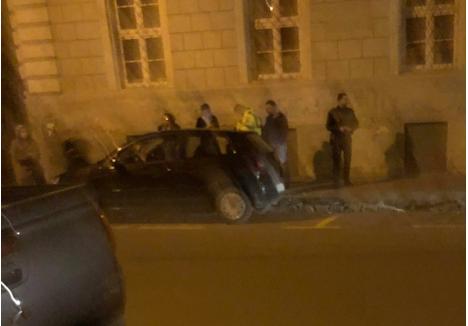 Proprietarii unui VW Polo au ajuns prea târziu la mașina prădată de hoți pe strada Roman Ciorogariu din Oradea. Indivizii au spart geamurile, au furat lucruri și s-au făcut nevăzuți