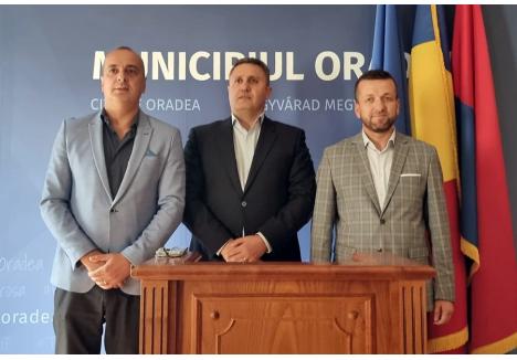 Președintele Federației Române de Tenis, George Cosac (în centru), a susținut o conferință de presă la Oradea, alături de primarul Florin Birta (dreapta) și de președintele CSM Oradea, Șerban Sere (stânga)