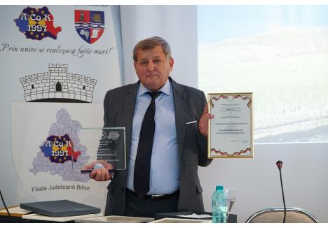 Gala premiilor ACOR Bihor a fost un „one man show”: primarul din Pomezeu, Ioan Șora, a citit numele premianților și tot el s-a și pozat cu diplomele și plachetele
