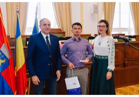 Reprezentantul Plexus Services Ro a primit, luni seara, un trofeu din partea viceprimarului Oradiei, Marcel Dragoș. Pentru al 4-lea an la rând, Plexus este firma care contribuie cu cea mai mare sumă la bugetul Oradiei