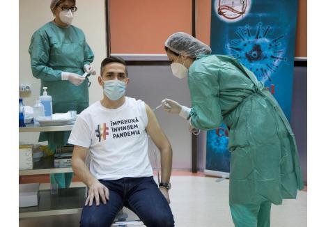 Colonel medic dr. Valeriu Gheorghiță, coordonatorul campaniei naţionale de vaccinare și medic primar boli infecțioase, a primit marţi a doua doză de vaccin anti-Covid (sursa foto: Facebook, RO Vaccinare)